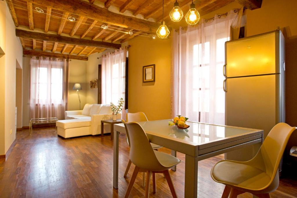 Casa del Sensale, Facing Lucca's City Walls – Lucca